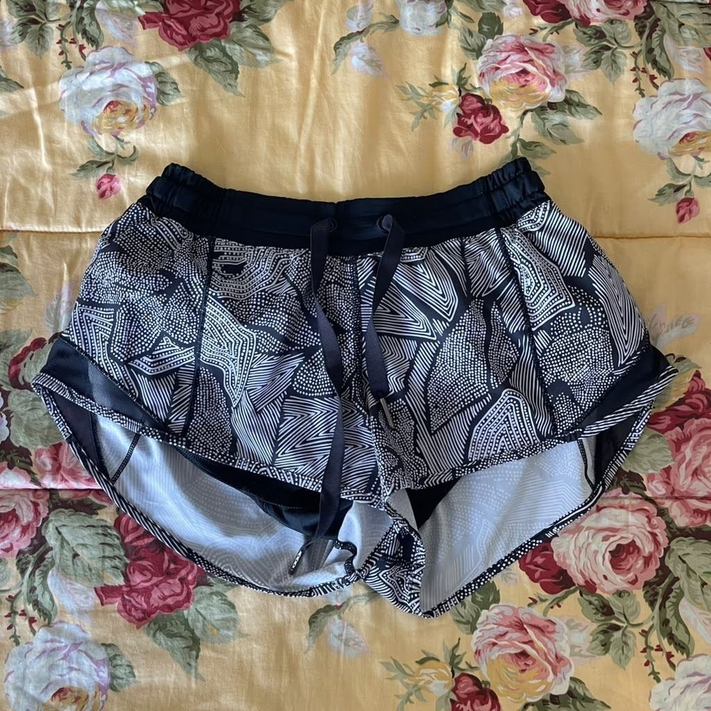 Lululemon Hotty Hot Short II 2.5 Mesh Dot Geo Black White Women Size 4